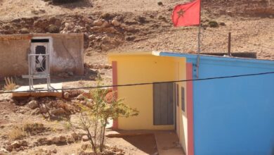 الأكاديمية الجهوية للتربية والتكوين لجهة طنجة-تطوان-الحسيمة جميع المؤسسات التعليمية، العمومية والخصوصية، إلى استقبال تلاميذ القصر الكبير المتضررين من الفيضانات، وتمكينهم من متابعة دراستهم دون أي قيد أو شرط. ويأتي هذا القرار، حسب مذكرة رسمية للأكاديمية، استجابة للوضع الصعب الذي تعرفه مدينة القصر الكبير وعدد من المناطق المجاورة، عقب الاضطرابات الجوية الأخيرة التي تسببت في فيضانات واسعة النطاق. وقد ترتب عن هذه الوضعية تعليق الدراسة لمدة أسبوع كامل، إلى جانب إخلاء عدد من الأحياء السكنية. وفي هذا السياق، التمست الأكاديمية من المديريات الإقليمية للتربية الوطنية والتعليم الأولي والرياضة، وكذلك من الأكاديميات الجهوية القريبة، إصدار تعليمات واضحة إلى المؤسسات التعليمية التي تشرف عليها، قصد استقبال التلميذات والتلاميذ الوافدين من المناطق المتضررة. ويتم هذا الإجراء بصفة مؤقتة، إلى حين تحسن الأوضاع وعودة الأسر إلى مقرات سكنها الأصلية.