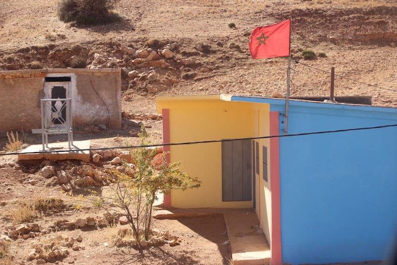 الأكاديمية الجهوية للتربية والتكوين لجهة طنجة-تطوان-الحسيمة جميع المؤسسات التعليمية، العمومية والخصوصية، إلى استقبال تلاميذ القصر الكبير المتضررين من الفيضانات، وتمكينهم من متابعة دراستهم دون أي قيد أو شرط. ويأتي هذا القرار، حسب مذكرة رسمية للأكاديمية، استجابة للوضع الصعب الذي تعرفه مدينة القصر الكبير وعدد من المناطق المجاورة، عقب الاضطرابات الجوية الأخيرة التي تسببت في فيضانات واسعة النطاق. وقد ترتب عن هذه الوضعية تعليق الدراسة لمدة أسبوع كامل، إلى جانب إخلاء عدد من الأحياء السكنية. وفي هذا السياق، التمست الأكاديمية من المديريات الإقليمية للتربية الوطنية والتعليم الأولي والرياضة، وكذلك من الأكاديميات الجهوية القريبة، إصدار تعليمات واضحة إلى المؤسسات التعليمية التي تشرف عليها، قصد استقبال التلميذات والتلاميذ الوافدين من المناطق المتضررة. ويتم هذا الإجراء بصفة مؤقتة، إلى حين تحسن الأوضاع وعودة الأسر إلى مقرات سكنها الأصلية.