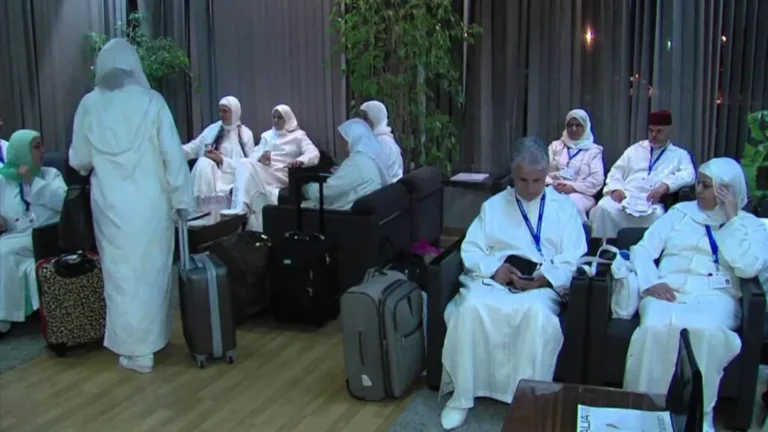 عاد العشرات من المواطنين القاطنين بجماعة "المشور القصبة" بمراكش إلى أرض الوطن، الساعات الأولى من صباح أمس الاثنين، بعدما ظلوا عالقين بالأراضي