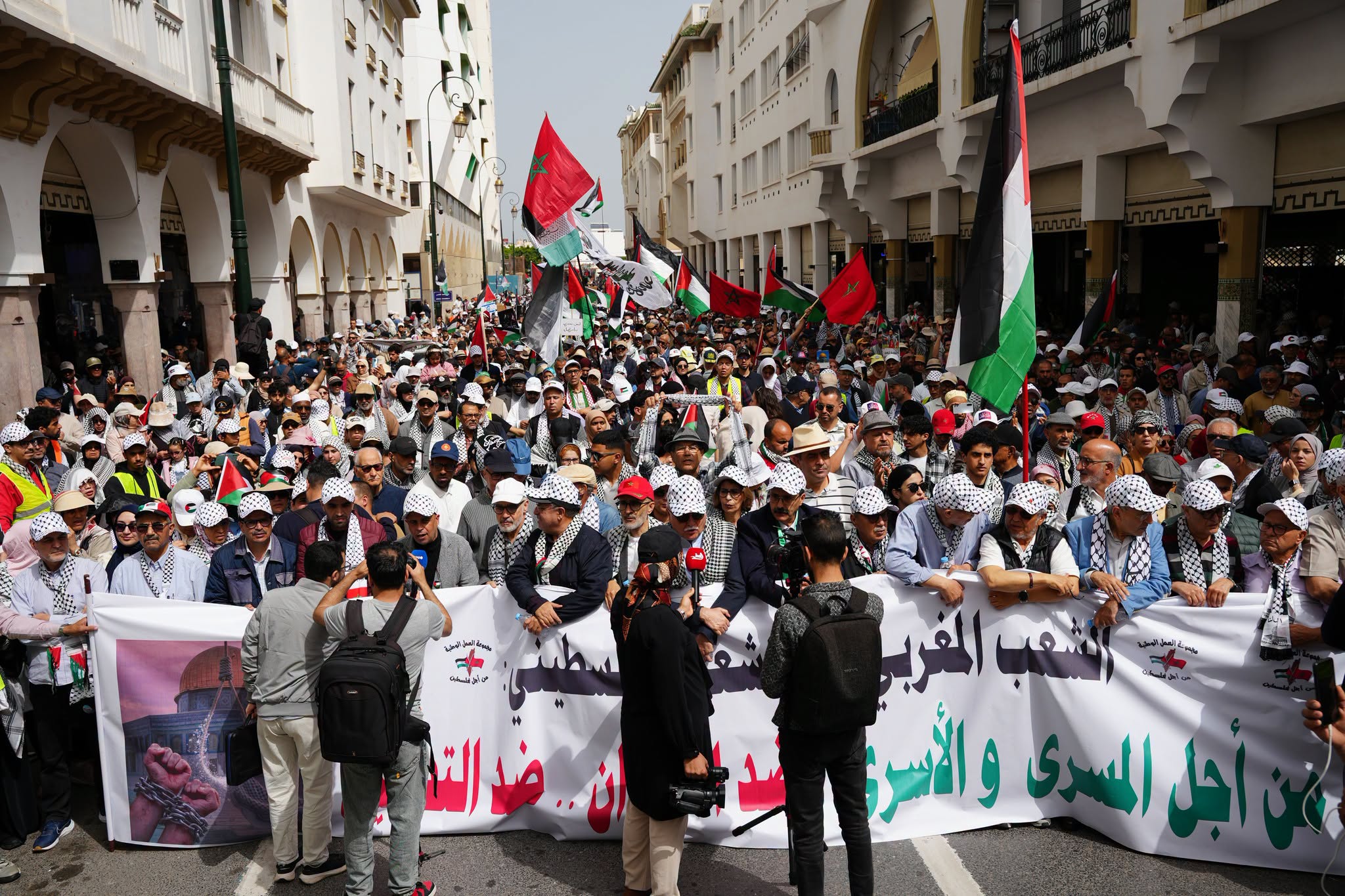 شهدت شوارع العاصمة الرباط، صباح اليوم الأحد، تدفقا بشريا هائلا في مسيرة وطنية حاشدة، جسدت تلاحم الوجدان المغربي مع القضية الفلسطينية. وانطل