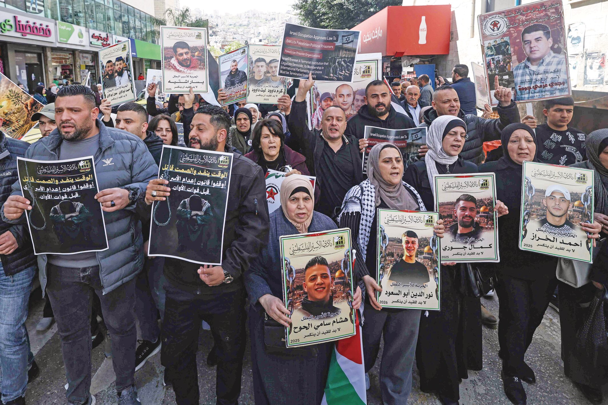 تقود منظمة "آفاز" العالمية حملة ضغط دولية كبرى حصدت، حتى الآن، أكثر من 502 ألف توقيع، تهدف إلى دفع قادة الاتحاد الأوروبي لاستخدام نفوذهم ال