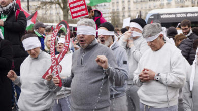 شهدت شوارع العاصمة الفرنسية باريس، وتحديدا منطقة "باربيس" (Barbès)، يوم الأحد 21 يونيو 2026، مظاهرات حاشدة شارك فيها عشرات الآلاف للتنديد ب