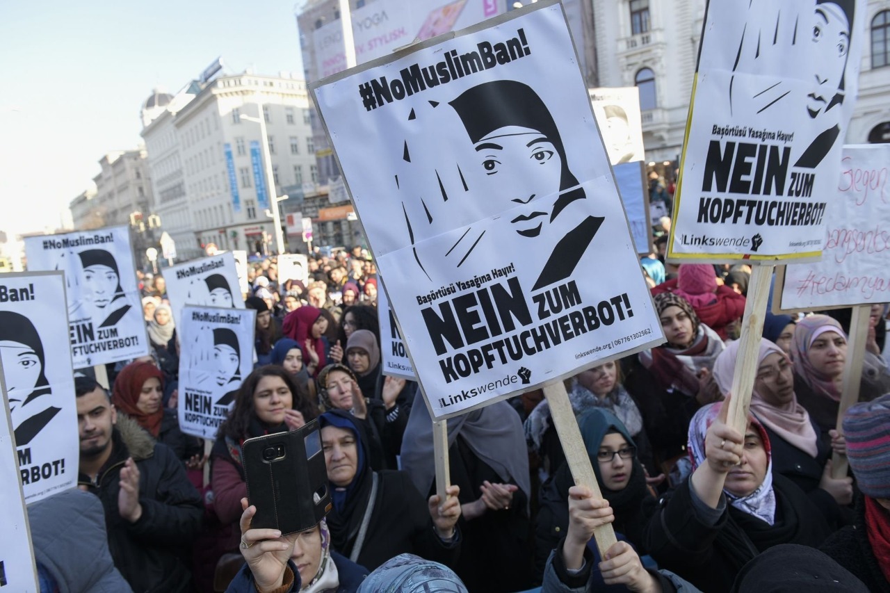 كشفت تقارير حقوقية ودولية حديثة عن مستويات قياسية من التمييز والاعتداءات التي تستهدف المسلمين في النمسا، حيث أكدت بيانات وكالة الحقوق الأسا