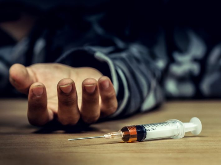 كشفت تقارير دولية حديثة أن الأشخاص الذين يتعاطون المخدرات عن طريق الحقن في المغرب يواجهون مخاطر صحية جسيمة، حيث ترتفع احتمالية إصابتهم بفيرو