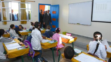 أكدت تقارير ودراسات أكاديمية وتقييمات ميدانية أن إجبار التلاميذ على دراسة المواد العلمية والتقنية باللغة الفرنسية بالمغرب تحول إلى عائق بن