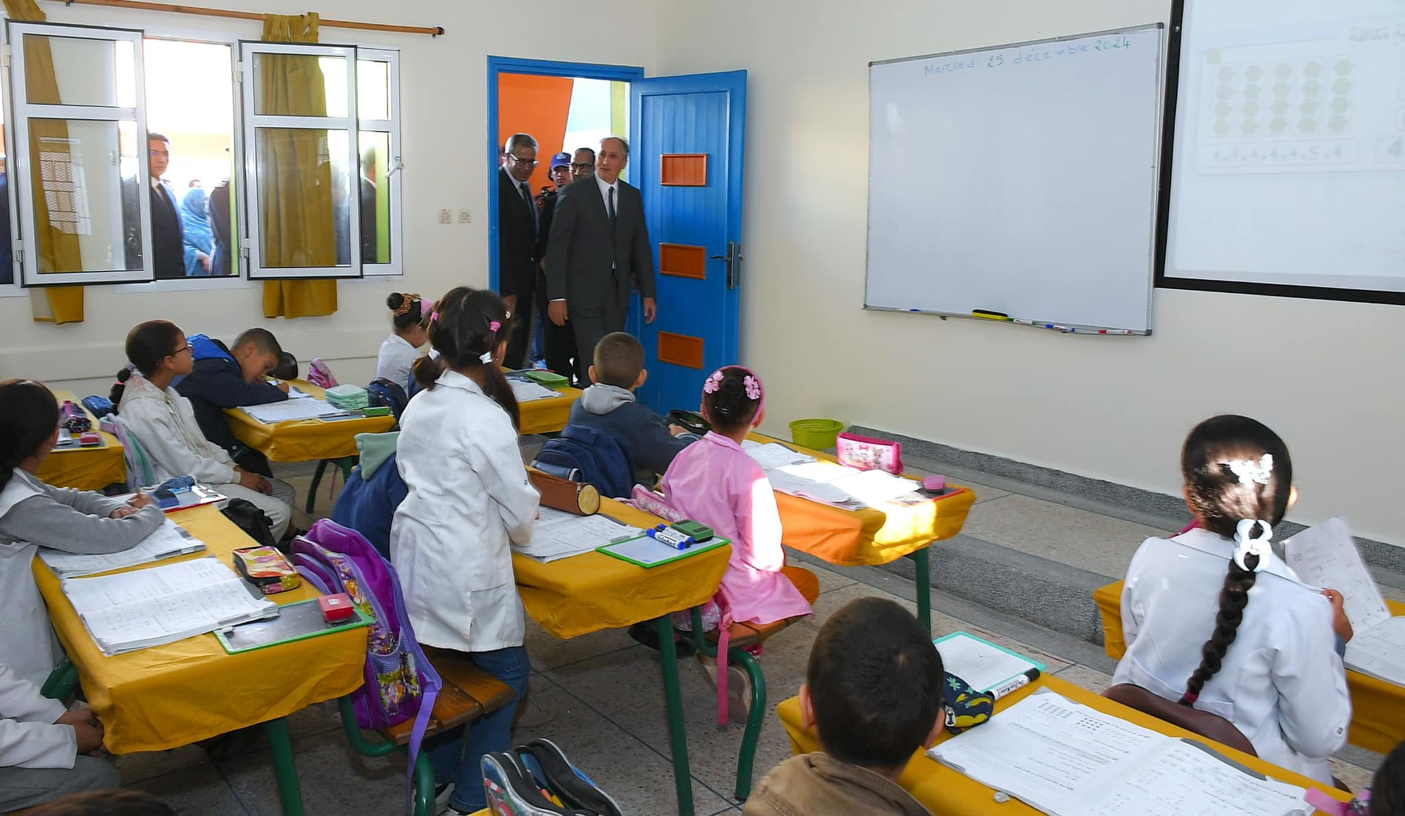 أكدت تقارير ودراسات أكاديمية وتقييمات ميدانية أن إجبار التلاميذ على دراسة المواد العلمية والتقنية باللغة الفرنسية بالمغرب تحول إلى عائق بن