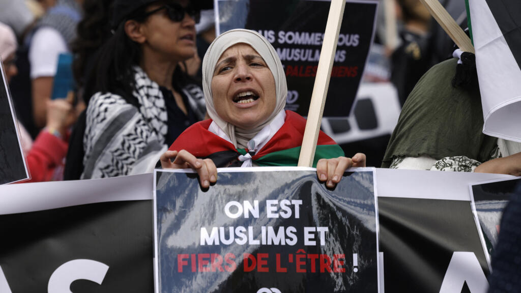 كشف استطلاع للرأي أجراه معهد "إيفوب" (Ifop) لصالح مجلة "ماريان" عن مخاوف واسعة لدى الجالية المسلمة ومكونات مجتمعية ونقابية في فرنسا. من اح