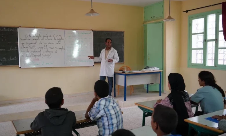 كشفت دراسة أكاديمية حديثة حول واقع تدريس المواد العلمية باللغة الفرنسية في الأقسام التعليمية المغربية عن لجوء المدرسين التلقائي إلى المزج ا